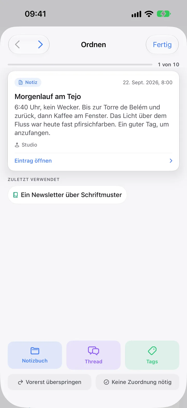 Ordnen: ein unzugeordnetes Foto nach dem anderen, mit Notizbuch, Thread, Tags, „Vorerst überspringen“ und „Keine Zuordnung nötig“.