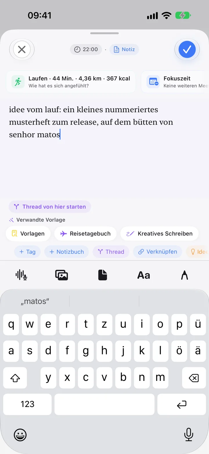 Das Blatt zum Festhalten, während eine Notiz entsteht.